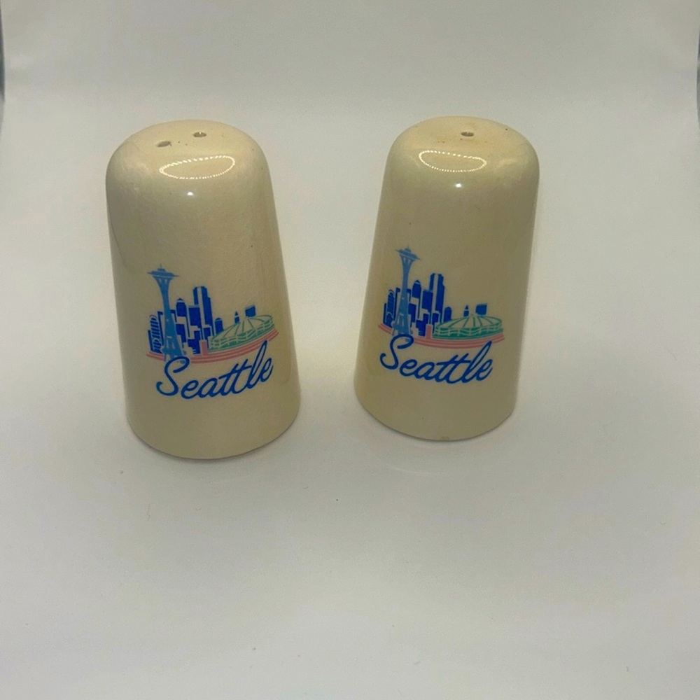 Vtg Seattle Salt & Pepper Shaker Set